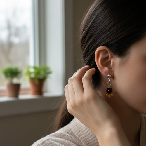 Boucles d'oreilles puces ambre citron et grenat profil - Madame De Marsac