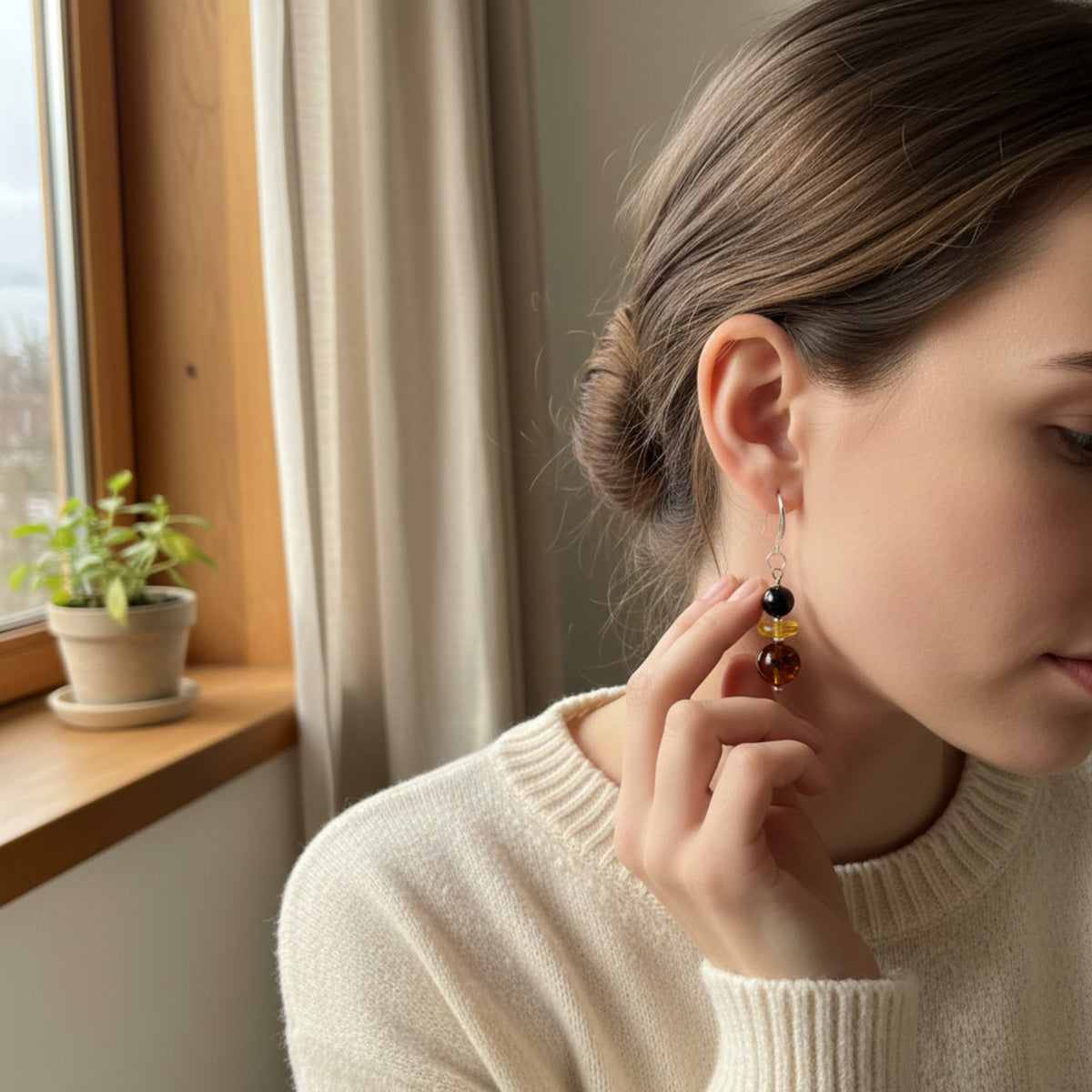 Boucles d'oreilles Trio ambre baltique portées oreille - Madame de Marsac