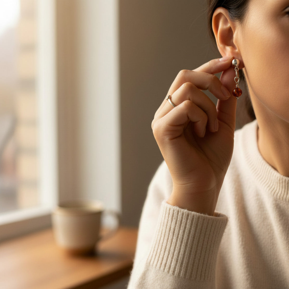 Boucles d'oreilles puces ambre miel inclusions naturelles argent- profil - Madame De Marsac