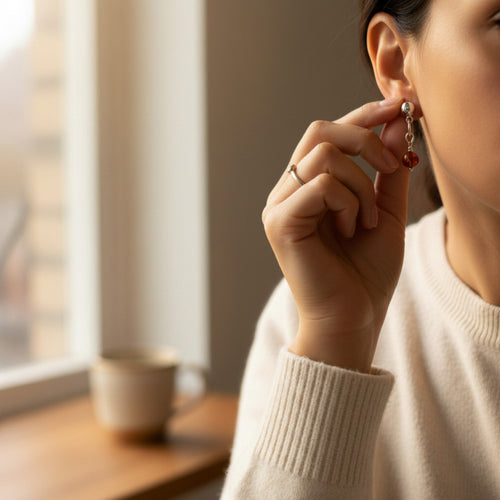 Boucles d'oreilles puces ambre miel inclusions naturelles argent- profil - Madame De Marsac