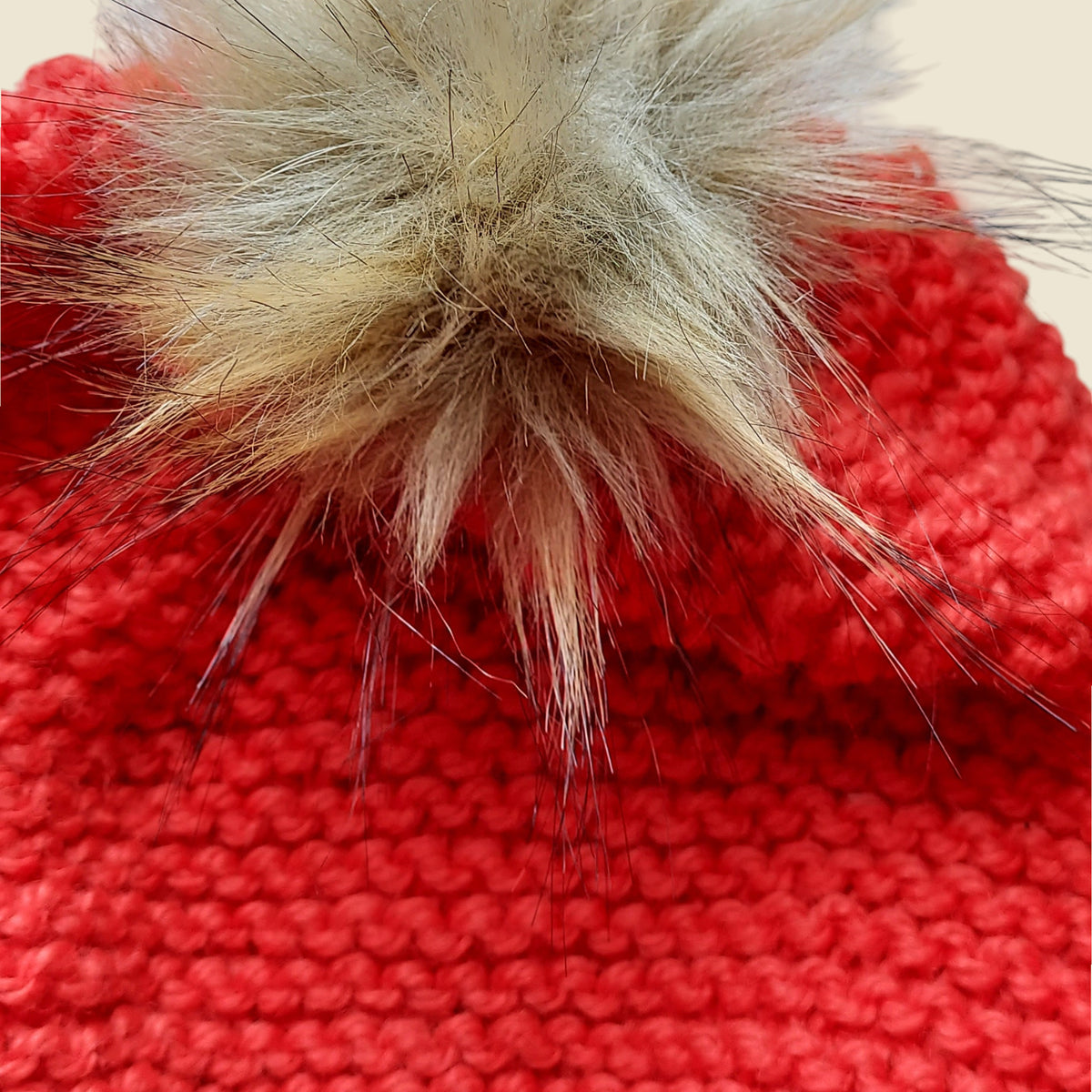 Détail point mousse et pompon fausse fourrure bonnet orange - Madame de Marsac