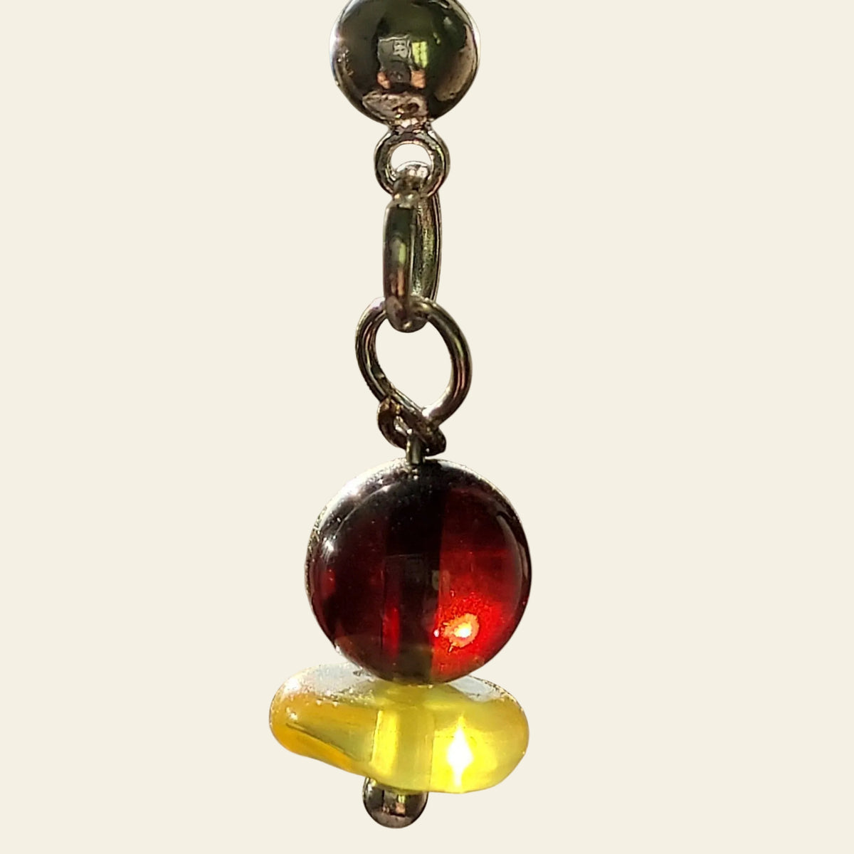Gros plan perle ambre cerise citron boucles d'oreilles - Madame De Marsac