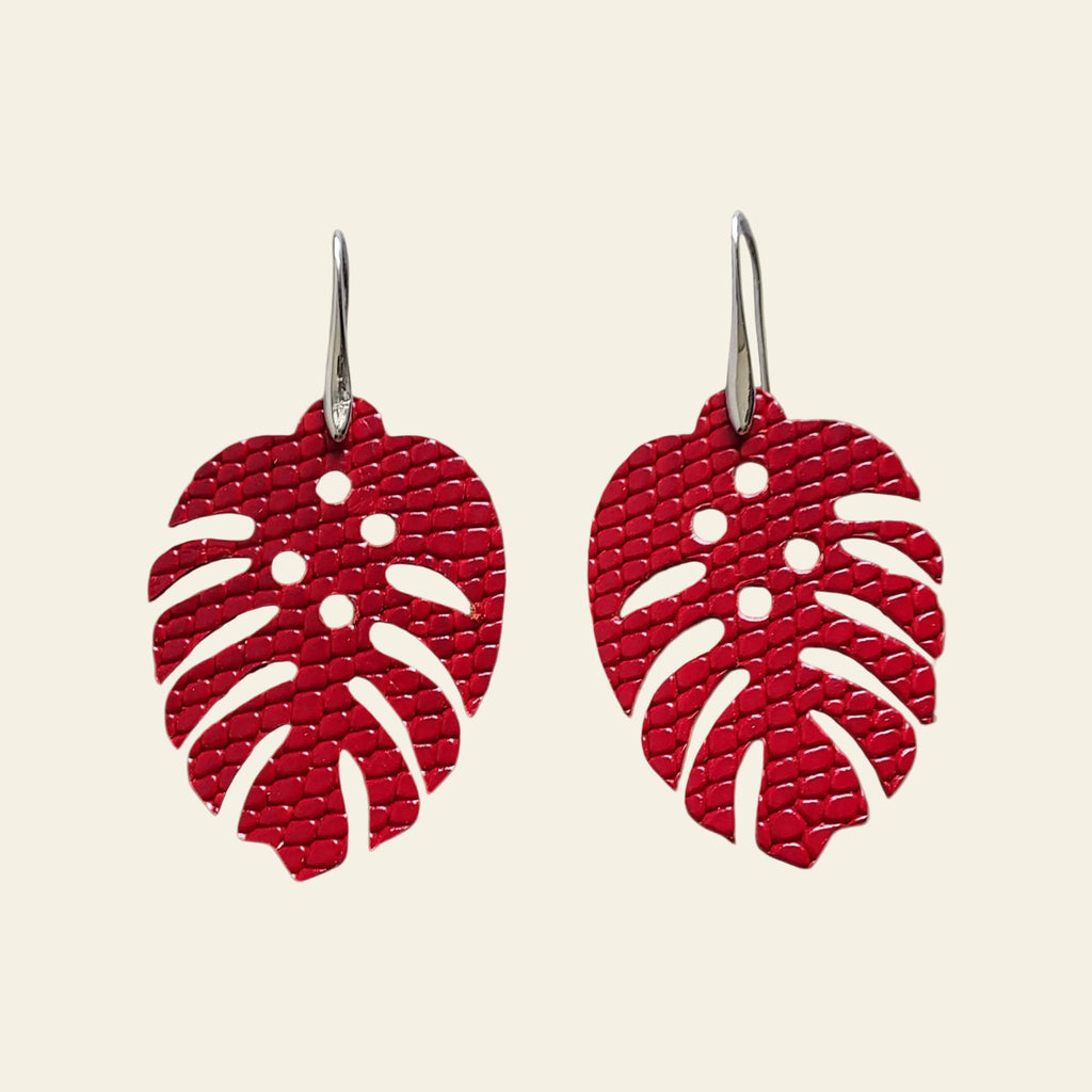 Boucles d'oreilles pendantes feuille monstera cuir naturel rouge - Madame de Marsac