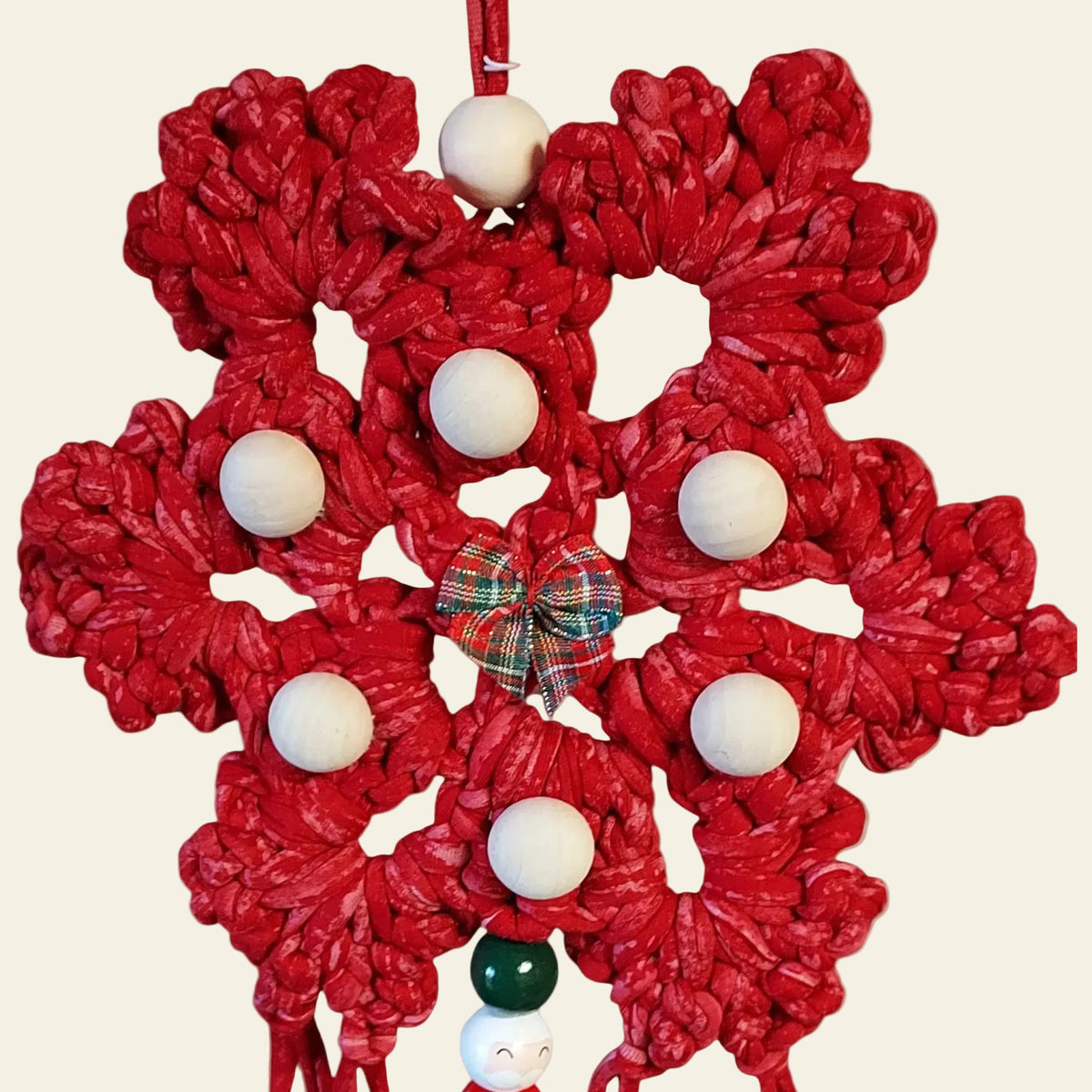 Détail flocon crocheté rouge perles bois décoration Noël - Madame de Marsac
