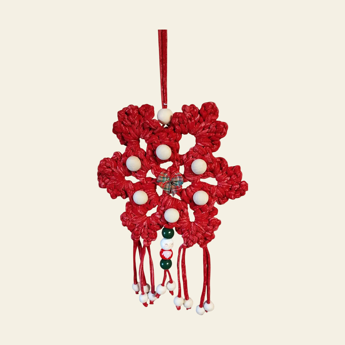 Décoration de porte Noël flocon crocheté rouge perles bois - Madame de Marsac