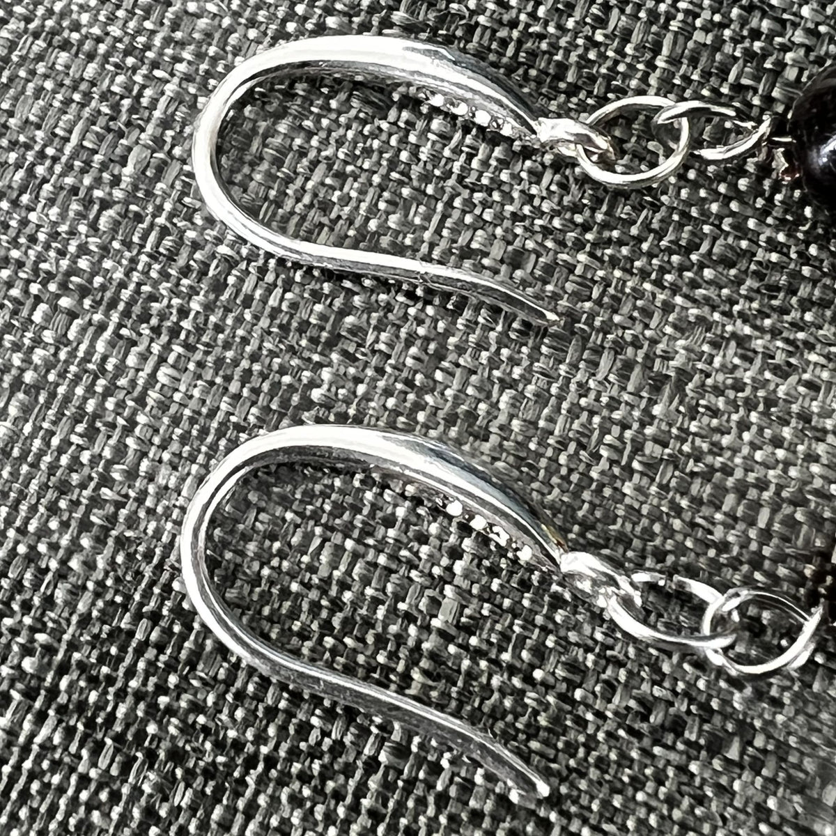 Détail monture argent 925 boucles Trio ambre baltique - Madame de Marsac