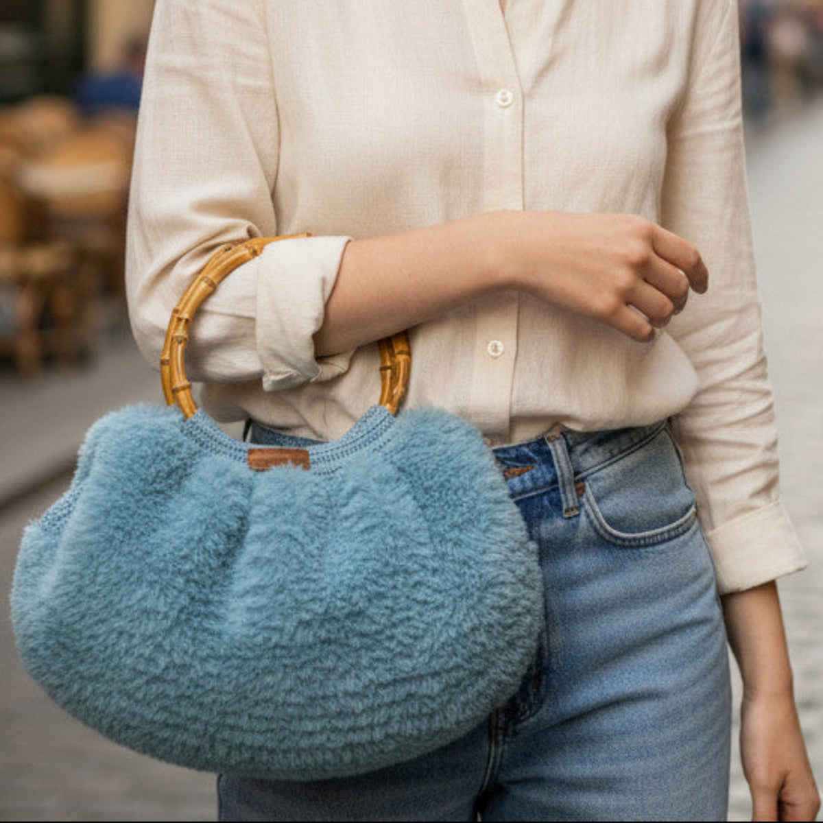 Sac boule fausse fourrure bleue porté anses bambou - Madame de Marsac